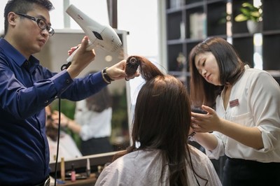 服务业的高峰--春节前繁忙的理发店